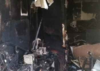 მძიმე კადრები ბინიდან, რომელიც სხვისი ნასროლი პიროტექნიკის შედეგად დაიწვა