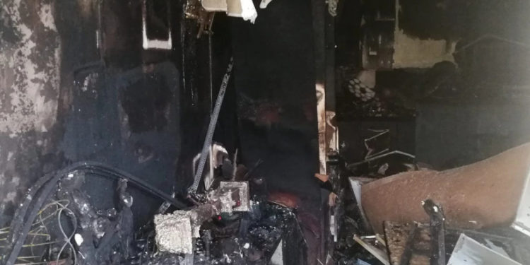 მძიმე კადრები ბინიდან, რომელიც სხვისი ნასროლი პიროტექნიკის შედეგად დაიწვა