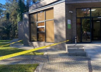 სროლა ქობულეთში – არსებული ინფორმაციით, ტყვია საზოგადოებრივი ცენტრის შენობას მოხვდა 