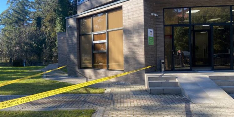 სროლა ქობულეთში – არსებული ინფორმაციით, ტყვია საზოგადოებრივი ცენტრის შენობას მოხვდა 