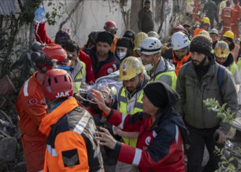მიწისძვრიდან 228 საათის შემდეგ, ნანგრევებიდან დედა და მისი ორი შვილი ამოიყვანეს