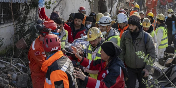 მიწისძვრიდან 228 საათის შემდეგ, ნანგრევებიდან დედა და მისი ორი შვილი ამოიყვანეს