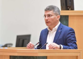 როდესაც მასწავლებელი აბულინგებს თავის მოსწავლეებს იმის გამო, რომ არ ეთანხმება მათ პოლიტიკოს მშობლებს, ეს არის ბოლშევიზმისა და ფაშიზმის სინთეზი