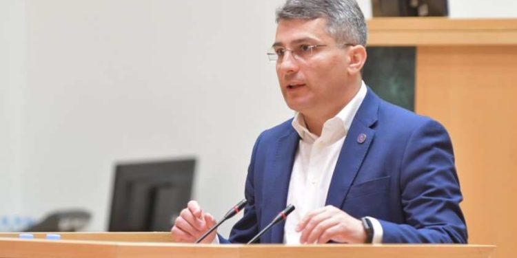 როდესაც მასწავლებელი აბულინგებს თავის მოსწავლეებს იმის გამო, რომ არ ეთანხმება მათ პოლიტიკოს მშობლებს, ეს არის ბოლშევიზმისა და ფაშიზმის სინთეზი