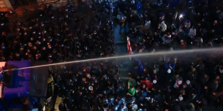 აქციის მონაწილეების წინააღმდეგ წყლის ჭავლი გამოიყენეს