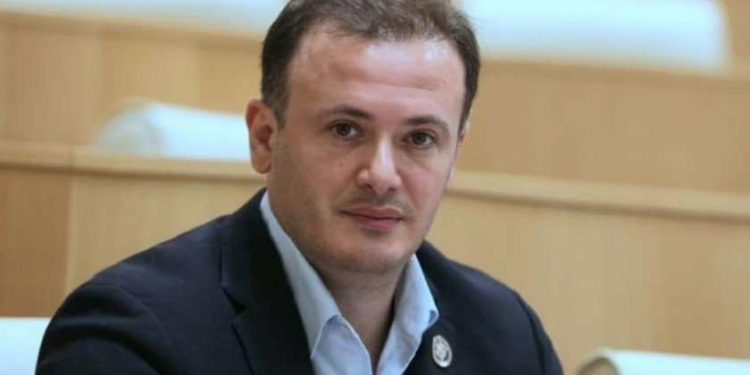 ქალბატონო ფოტიგა, რასა, ბატონო კუბილიუს, ვინც თქვენ მედიადევნილად გამოგვიცხადეთ, თურმე თქვენსავე პენსიონრებს ძარცვავს – ზარქუა