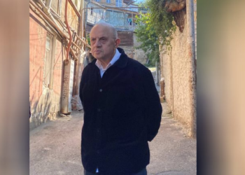 ლევან ბერძენიშვილის სახლთან 20-მდე ნიღბიანი პირი იყო მობილიზებული –  ადგილზე იმყოფება პოლიცია