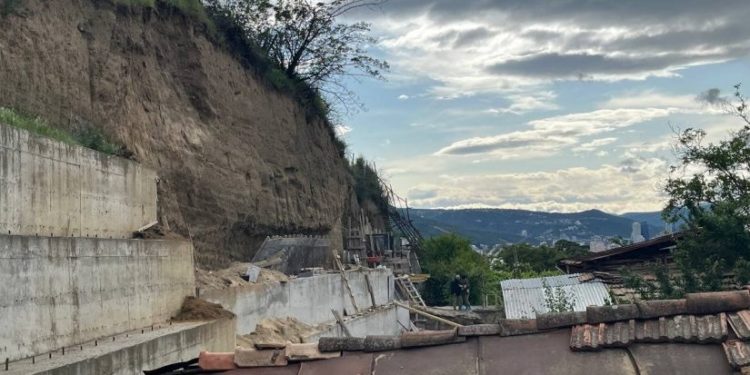 თბილისში, მთის გამაგრების სამუშაოების დროს, 2 მუშა დაიღუპა