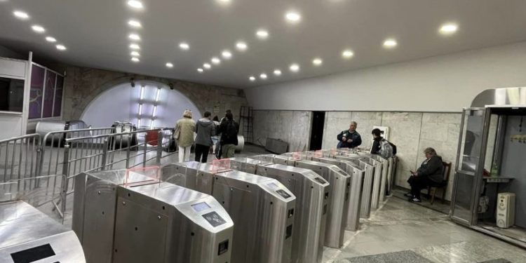 მეტროებში “ახმეტელის თეატრი”, “ვარკეთილი” და “დიდუბე” ვიწრო ტურნიკეტები დაიდგმება – კალაძე