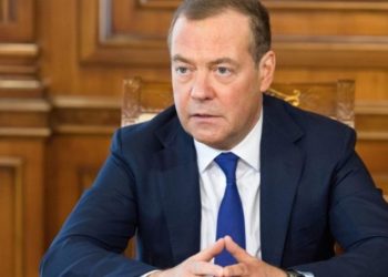 “აშშ-ში არა მხოლოდ კლავენ ადამიანებს, ბინძურ ფულსაც კი ხარჯავენ სენატორების მკვლელობაში” – მედვედევი