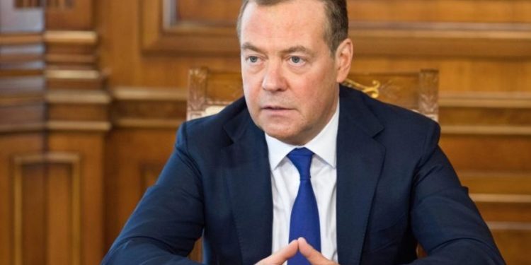 “აშშ-ში არა მხოლოდ კლავენ ადამიანებს, ბინძურ ფულსაც კი ხარჯავენ სენატორების მკვლელობაში” – მედვედევი