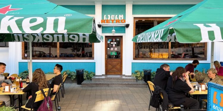 რესტორანი “რეტრო” 15-ვე თანამშრომელმა დატოვა