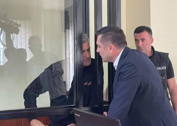 ძალადობასა და მუქარაში ბრალდებული “რეტროს” მფლობელი სასამართლომ გირაოთი გაათავისუფლა