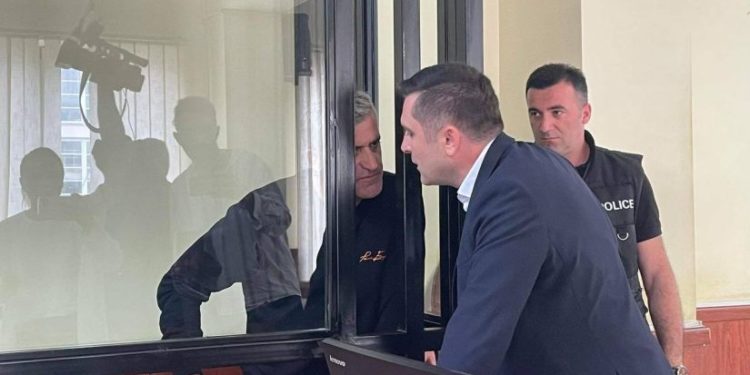 ძალადობასა და მუქარაში ბრალდებული “რეტროს” მფლობელი სასამართლომ გირაოთი გაათავისუფლა