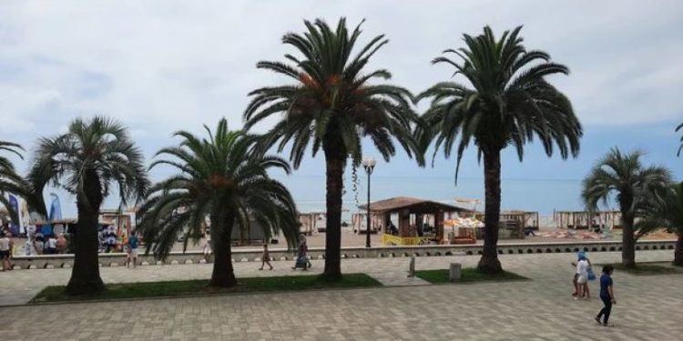 დროებით ოკუპირებულ აფხაზეთში, თავშეყრის ადგილებში საცურაო კოსტიუმით სეირნობისთვის 6 000 რუბლით დააჯარიმებენ