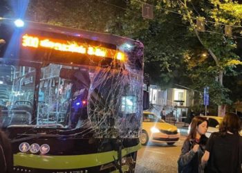 ყაზბეგის გამზირზე ერთმანეთს ორი ავტობუსი შეეჯახა – არიან დაშავებულები