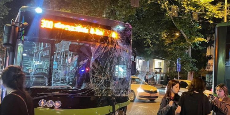 ყაზბეგის გამზირზე ერთმანეთს ორი ავტობუსი შეეჯახა –  არიან დაშავებულები