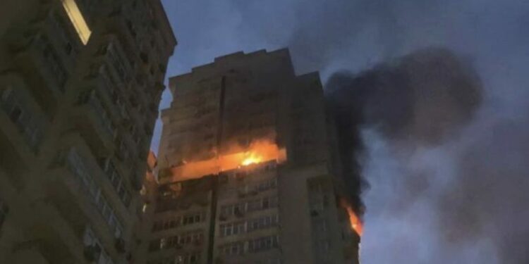 რუსებმა კიევში საცხოვრებელი კორპუსი დაბომბეს