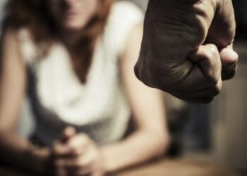 მეუღლის მკვლელობის მცდელობისთვის დაკავებულმა 45 წლის მამაკაცმა ჩაქუჩი, დანა და სახრახნისი გამოიყენა – ადვოკატის თქმით, ბრალდებულს არაფერი ახსოვს