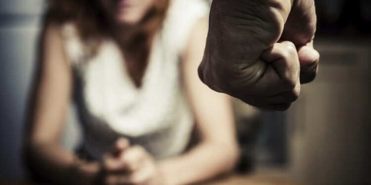 მეუღლის მკვლელობის მცდელობისთვის დაკავებულმა 45 წლის მამაკაცმა ჩაქუჩი, დანა და სახრახნისი გამოიყენა – ადვოკატის თქმით, ბრალდებულს არაფერი ახსოვს