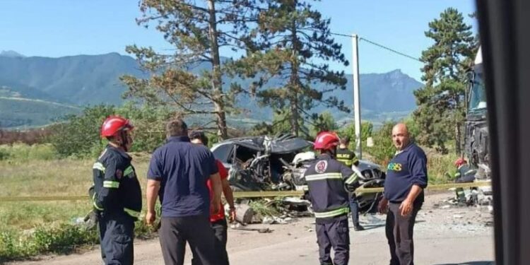 ხაშურში, სოფელ ოსიაურში, ავტომანქანა და ტრაილერი ერთმანეთს შეეჯახნენ