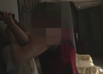 13 წლის შვილის გაუპატიურებაში ბრალდებულის დედა ფორმულას ჟურნალისტს ფიზიკურად გაუსწორდა – მას ბრალი წარედგინა