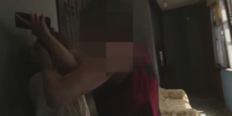 13 წლის შვილის გაუპატიურებაში ბრალდებულის დედა ფორმულას ჟურნალისტს ფიზიკურად გაუსწორდა – მას ბრალი წარედგინა