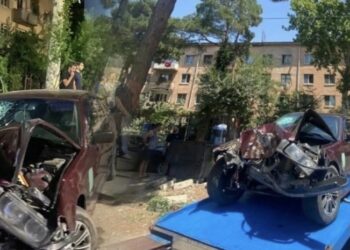 ავარია რუსთავში – დიდი სიჩქარით მოძრავი ავტომობილი ხეს შეეჯახა