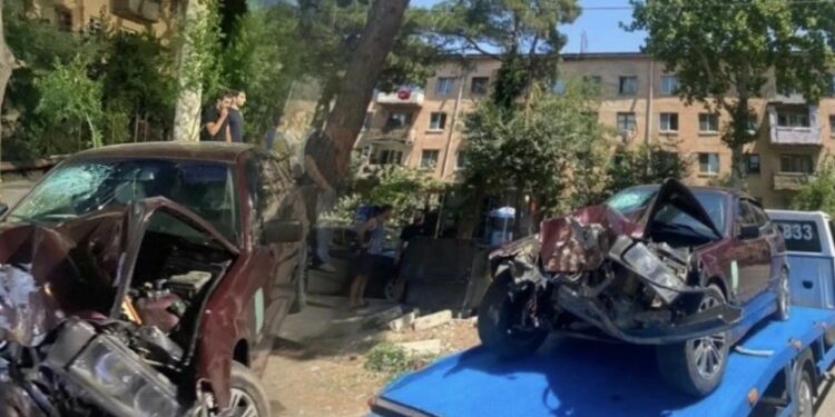 ავარია რუსთავში – დიდი სიჩქარით მოძრავი ავტომობილი ხეს შეეჯახა