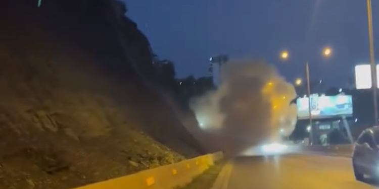 რამდენიმე წუთის წინ, თბილისში, ახალ გზაზე კლდე ჩამოინგრა