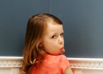 ბავშვები, რომლებიც წესებს არღვევენ და მშობლებს არ უსმენენ, მომავალში მაღალი ხელფასი აქვთ – კვლევა