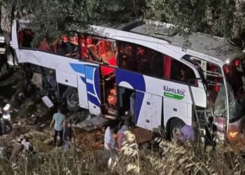 თურქეთში სამგზავრო ავტობუსი ხევში გადავარდა – დაიღუპა 12 ადამიანი