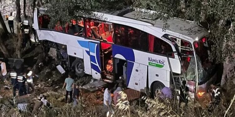 თურქეთში სამგზავრო ავტობუსი ხევში გადავარდა – დაიღუპა 12 ადამიანი