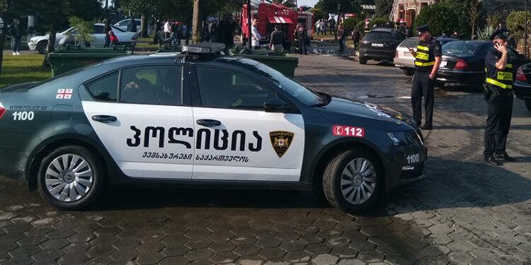 ბათუმის ავტობუსში მგზავრი მძღოლს იარაღით დაემუქრა