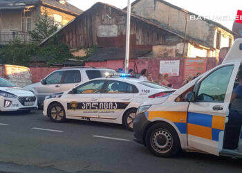 ბათუმში 2 კაცი ცეცხლსასროლი იარაღით დაჭრეს, მესამეს კი მანქანა დააჯახეს