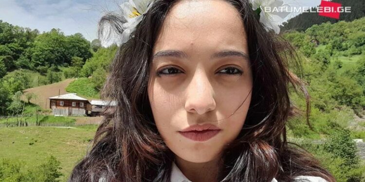 გაიცანით გოგო ხულოს სოფელ დიდაჭარიდან, რომელმაც რეპეტიტორების გარეშე ინგლისურში მაქსიმალური ქულა აიღო