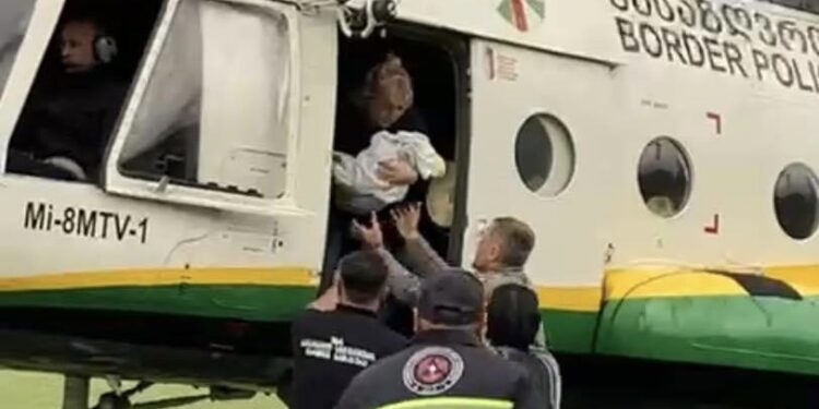 სტიქიის ზონაში ჩარჩენილი 80 ადამიანი, მათ შორის ბავშვები და ჩვილი დღეს დილით ვერტმფრენებით გამოიყვანეს