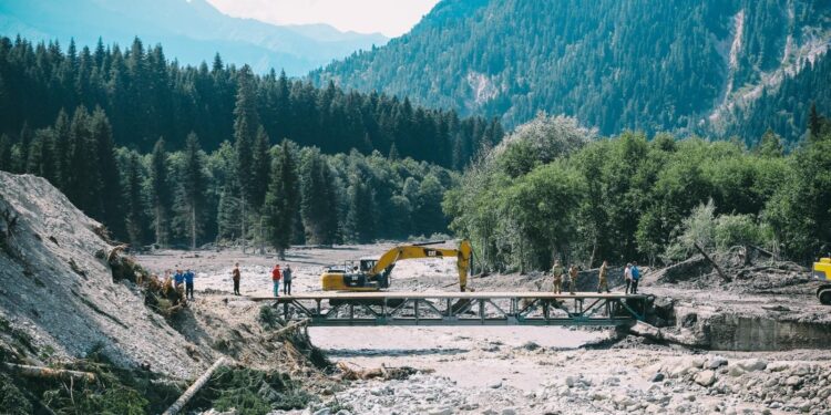 “დავინახეთ ქალის ცხედარი, რომელსაც სახეზე ხელები ჰქონდა აფარებული… გადავრჩით, რომ ეს უბედურება ღამით არ მოხდა”- სტიქიის პირველი წუთები და გადარჩენილთა უმძიმესი მონაყოლი