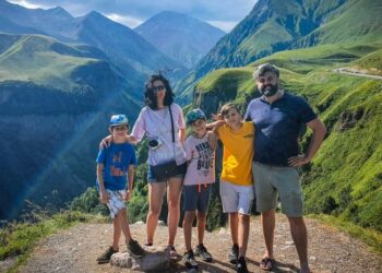 „სიცხეზე მიწა შრება და ქვავდება…“ – შოვში, ზაზა მესხსა და მის შვილებს ამ დრომდე ეძებენ