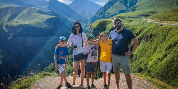 „სიცხეზე მიწა შრება და ქვავდება…“ – შოვში, ზაზა მესხსა და მის შვილებს ამ დრომდე ეძებენ