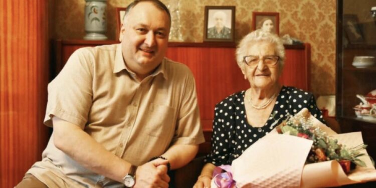 ქუთაისის მერმა იოსებ ხახალეიშვილმა 100 წლის ქუთაისელს, სოფია მირიანოვას დაბადების დღე მიულოცა