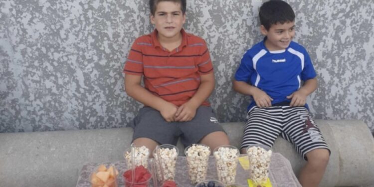 ქარელში, ბავშვებმა, სოციალურად დაუცველი ოჯახისთვის საზამთრო, ნესვი და სხვადასხვა დასახელების გამზადებული ხილი გაყიდეს