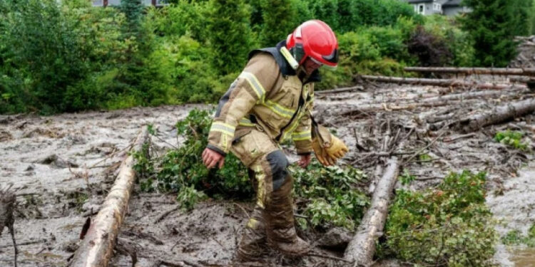 მეოთხე კლასელი ბავშვია დაკარგული, სახლი ჩაიტანა მეწყერმა, დაახლოებით 10 სახლია დანგრეული – ლანჩხუთის მერი