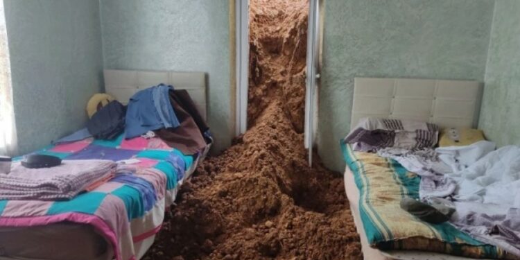 მიწის მასა მთლიანად შემოვიდა საძინებელში – სტიქია სოფელ ქობულეთში