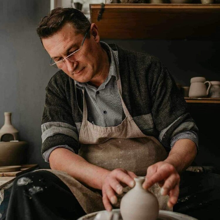 „ახალგაზრდების ინტერესი ძალიან დიდია“ – კერამიკოსი ლევან გელოვნიშვილი