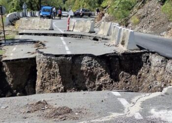 რაჭაში, ონისკენ მიმავალ გზაზე, კლდის მასა ჩამოიშალა