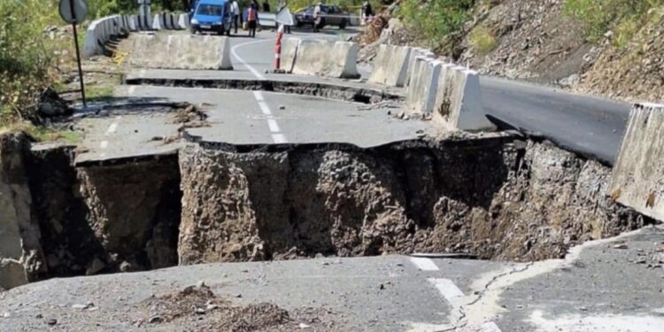 რაჭაში, ონისკენ მიმავალ გზაზე, კლდის მასა ჩამოიშალა