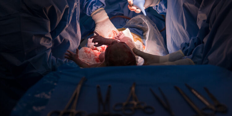 საკეისრო კვეთის ყურების შემდეგ, მშობიარეს ქმარი კლინიკისგან მილიარდს ითხოვს