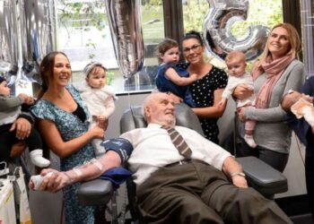 ავსტრალიელმა კაცმა, რომელიც 60 წლის განმავლობაში კვირაში ერთხელ სისხლს აბარებდა, 2,4 მილიონი ბავშვის სიცოცხლე იხსნა