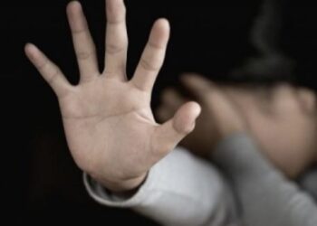 “მამა მაყურებინებდა ვიდეოებს და მთხოვდა იმავეს გამეორებას” – 12 წლის გოგონამ საკუთარი მამა სექსუალურ ძალადობაში ამხილა